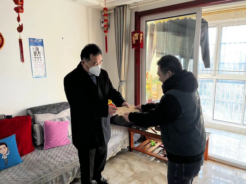关爱困难职工送温情